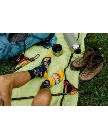 Fröhlicher Socken-Tourist