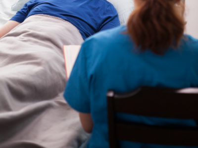 Hilfsmittel bei Wundliegen: Praktische Unterstützung beim Liegen, Sitzen und bei der Patientenpflege