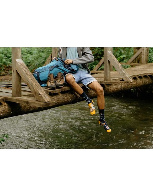 Fröhlicher Socken-Tourist