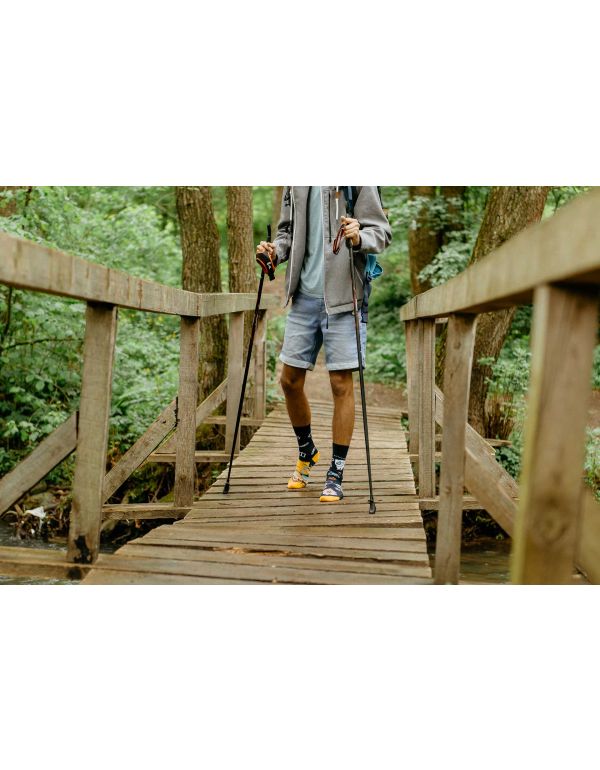 Fröhlicher Socken-Tourist